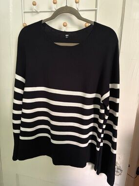 Uniqlo Black and White Striped Crewneck Sweater